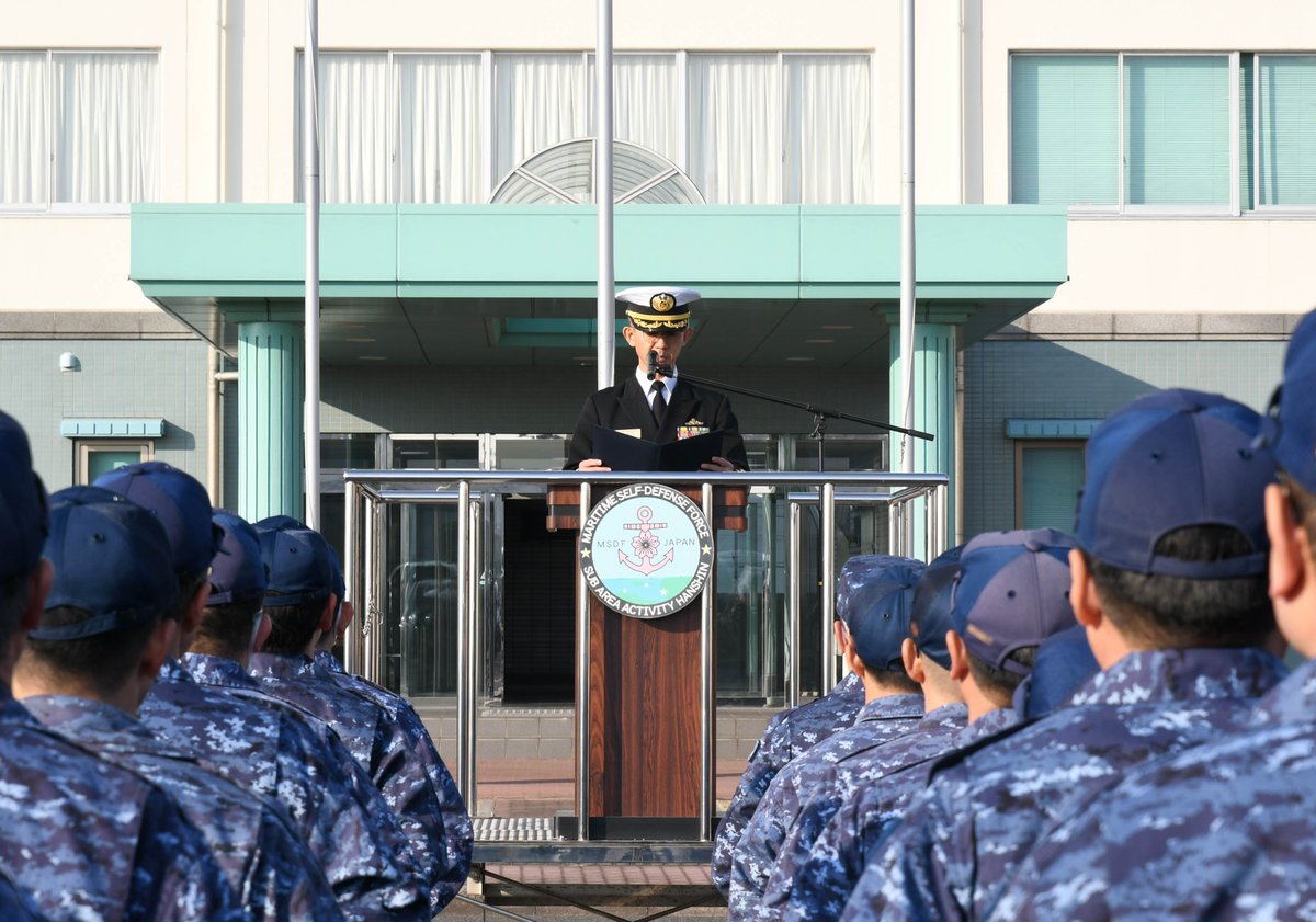 新年を迎え阪神基地隊司令桐生1佐が年頭訓示を行いました。隊員一同