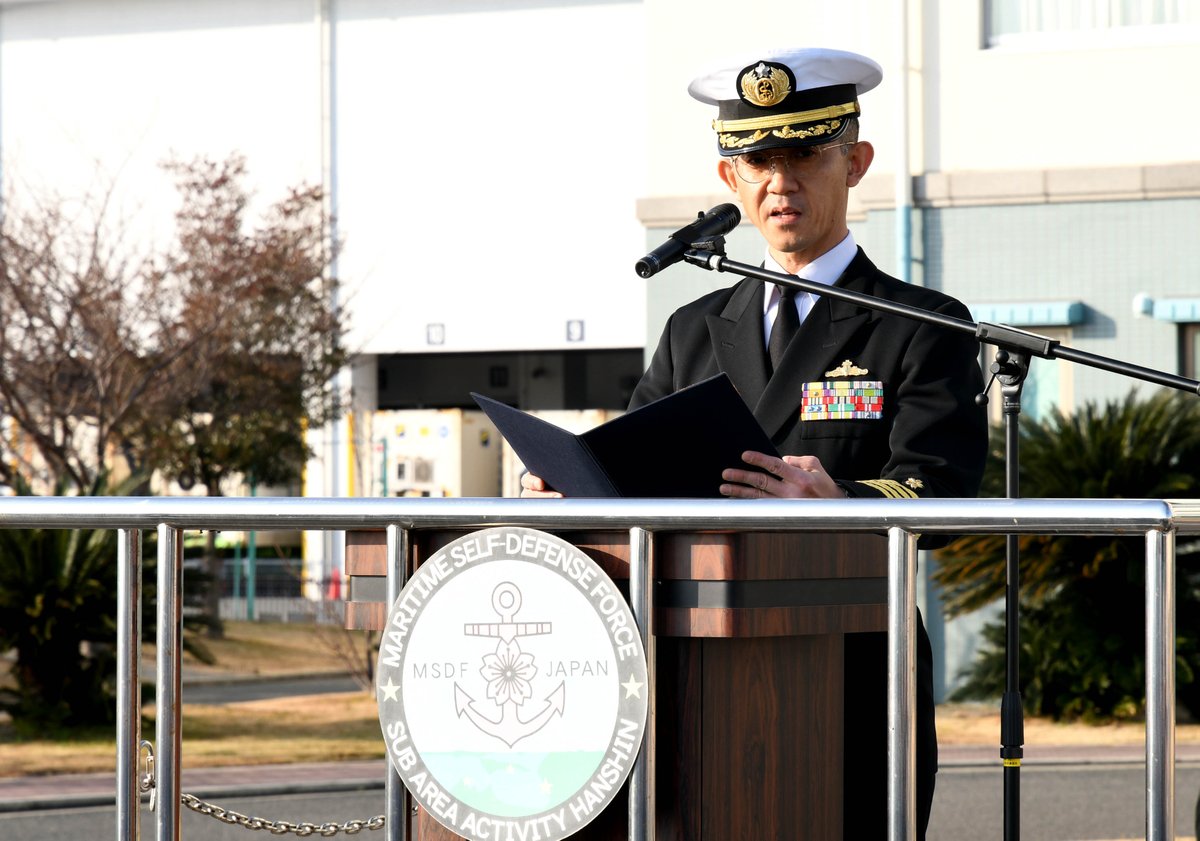 新年を迎え阪神基地隊司令桐生1佐が年頭訓示を行いました。隊員一同