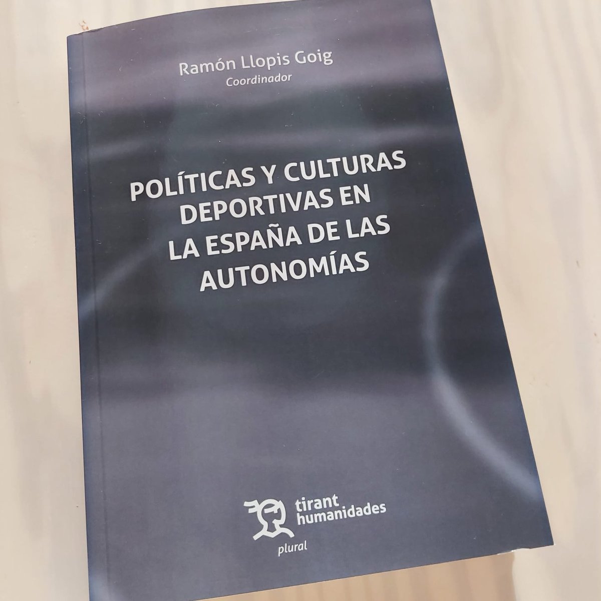 La Dra. Pedrona Serra publica un capítol titulat "Entre l'esport base i el turisme esportiu" on s'hi realitza un anàlisi sociològicdel fenomen esportiu balear. El llibre fa un repàs per totes les CCAA per explicar les peculiaritats esportives de les regions #recerca #publicacions