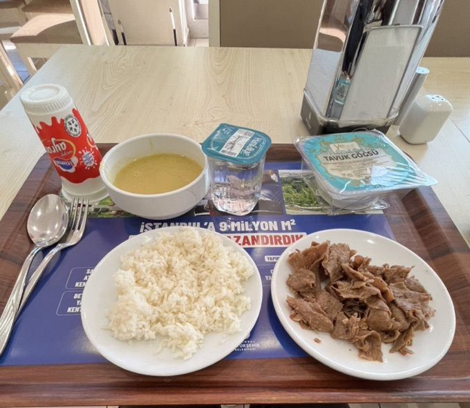 tcbuyuksehIr1's tweet photo. İBB Kent Lokantaları'nda günün menüsü:

-Mercimek çorbası
-Et döner
-Pilav
-Ayran
-Su
-Ekmek

40 TL https://t.co/xWP7efajzE