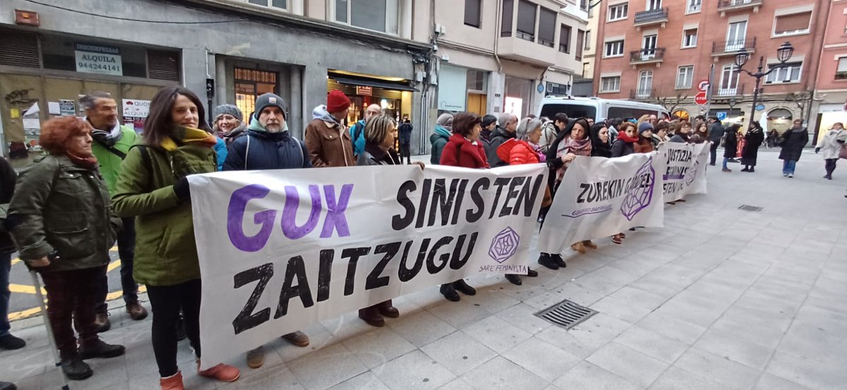 Concentración del colectivo feminista de Gernika frente al juzgado minutos antes de que comience el juicio contra Mario López