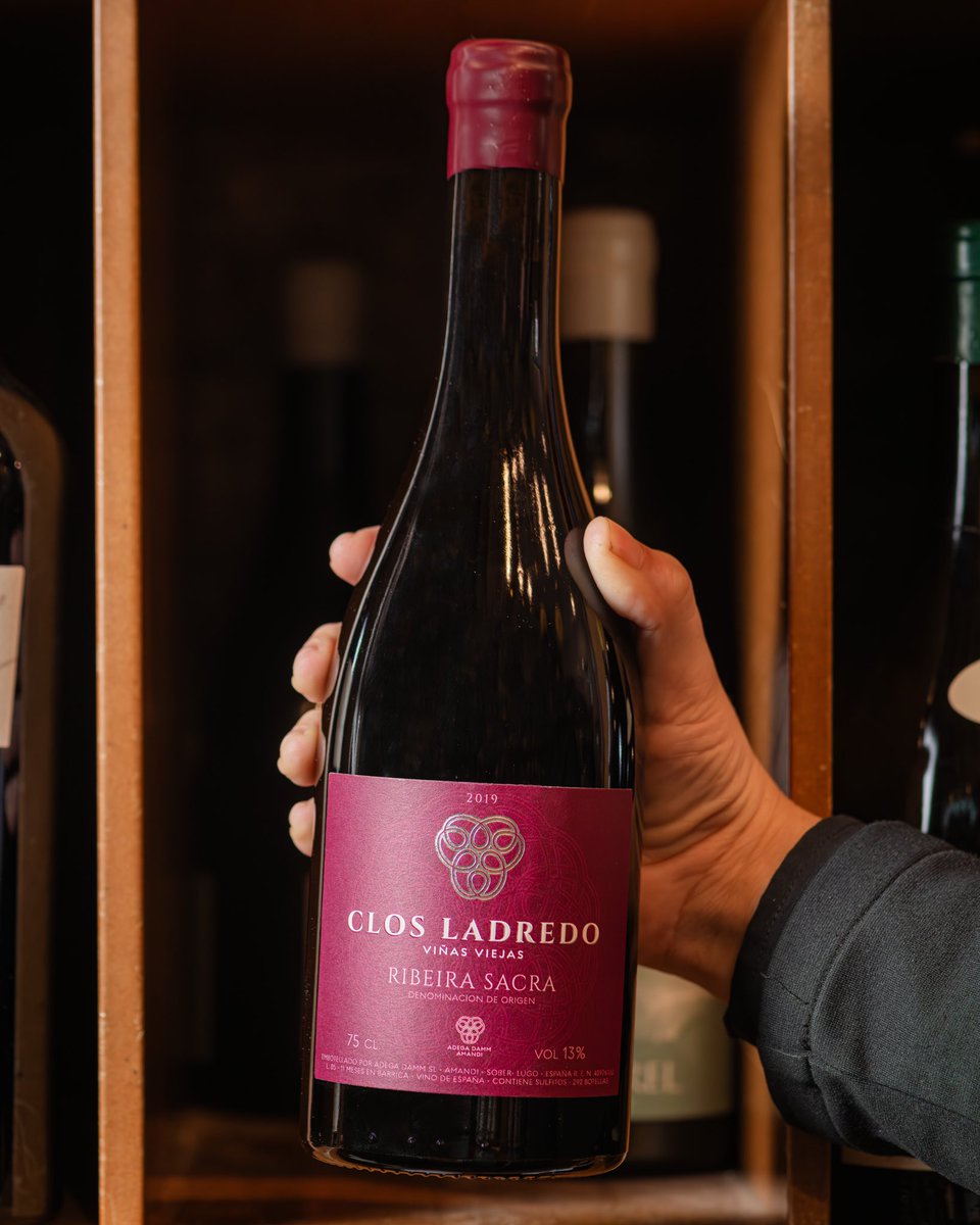 vilaviniteca's tweet photo. Adega Damm Clos Ladredo Viñas Viejas 2019, elaborado por Martin Damm en Ribeira Sacra, procede de viñas de más de 80 años que crecen en suelos de pizarra que ese año dieron rendimientos muy bajos. Sólo 292 botellas con gran capacidad de guarda. #vinodeldía https://t.co/mqzqTVaPKQ https://t.co/AeRY1NQpur