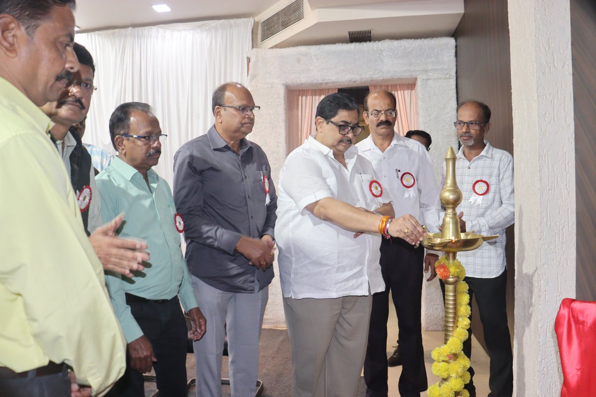 aicpdf_official's tweet photo. The Sindhudurg District #FMCG Distributors' Association Annual General Body Meeting commenced in Kudhal, #Maharashtra, on January 2, 2025.
This gathering brought together industry leaders and stakeholders to address the pressing challenges faced by FMCG #distributors, such as the rise of predatory pricing and the impact of e-commerce platforms on traditional retail. The discussions highlighted #strategies to strengthen the supply chain, ensure fair trade practices, and safeguard the #interests of over 50,000 retailers impacted by the evolving market dynamics.

The meeting emphasized unity and resilience among distributors, setting the stage for collective action to secure a #sustainable future for the FMCG distribution network in the region.

@CAITIndia @AIOCD1975 @AiocdD @swadeshimanch @AimraIndia @AIOVA3 @FADA_India @praveendel @BCBHARTIA @PTI_News @PiyushGoyal @PMOIndia @mansukhmandviya @smritiirani @ashwani_mahajan @PraharResponse @kedarleleind @HUL_News @ITCCorpCom @DaburIndia @Nestle @ThisIsReckitt @BritanniaIndLtd @CP_News @maricobuzz @Wipro @ProcterGamble @RILretail @CocaCola_Ind @CP_News 

#FMCG #Hum_Hain_Hum_Rahenge #हम_हैं_हम_रहेंगे