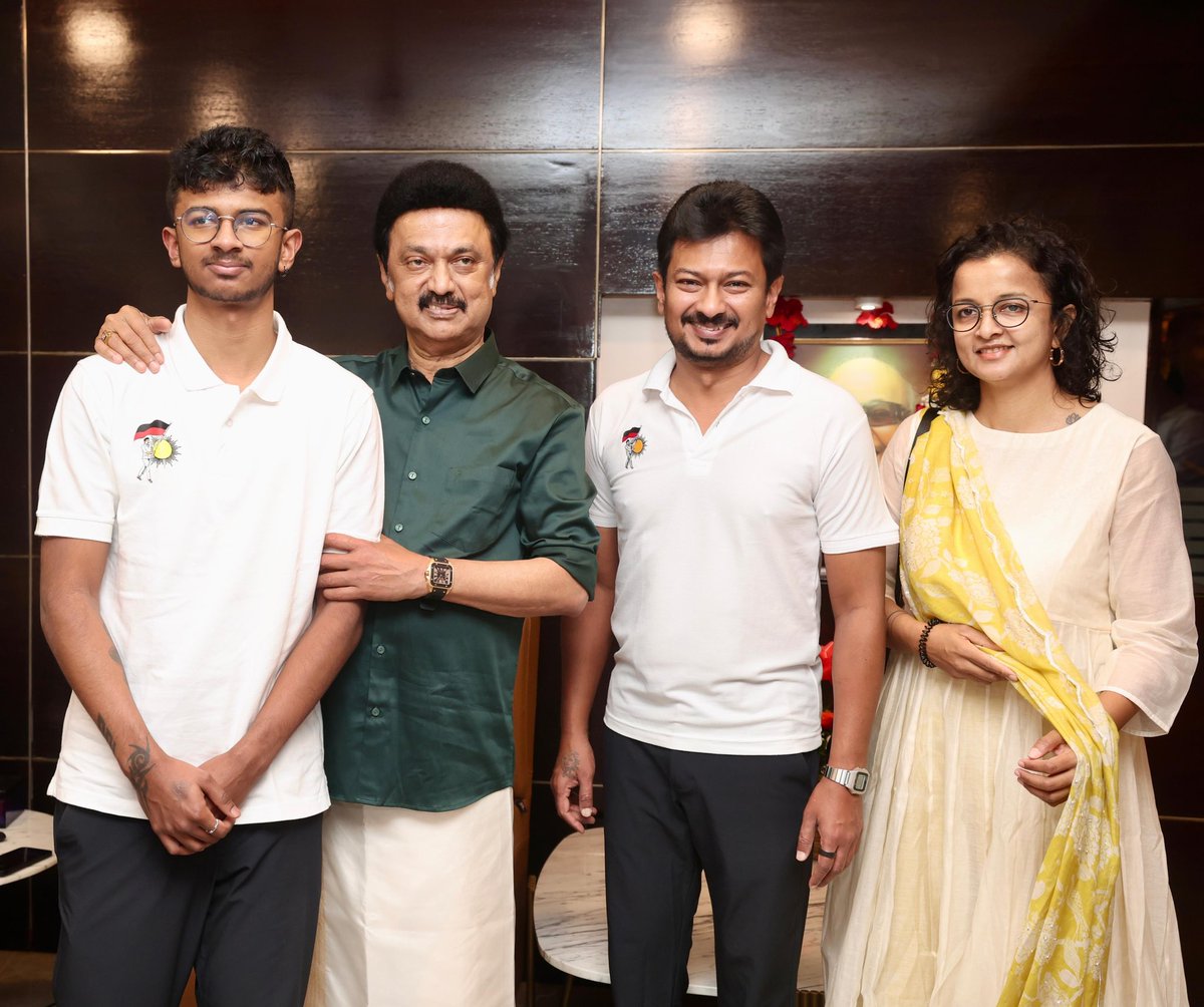 Udhaystalin's tweet photo. இந்திய ஒன்றியத்தின் ஒப்பற்றத் தலைவர் - மாண்புமிகு தமிழ்நாடு முதலமைச்சர் @mkstalin அவர்களிடமும் - அன்னையாரிடமும், தமிழர் திருநாளாம் தைப்பொங்கலை முன்னிட்டு குடும்பத்தாருடன் இன்று காலை வாழ்த்து பெற்றோம். 

நம் பண்பாட்டுத் திருநாளாம் பொங்கல் பண்டிகையைப் போற்றி மகிழ்வோம்.

#இன்பம்_பொங்கும்_தமிழ்நாடு