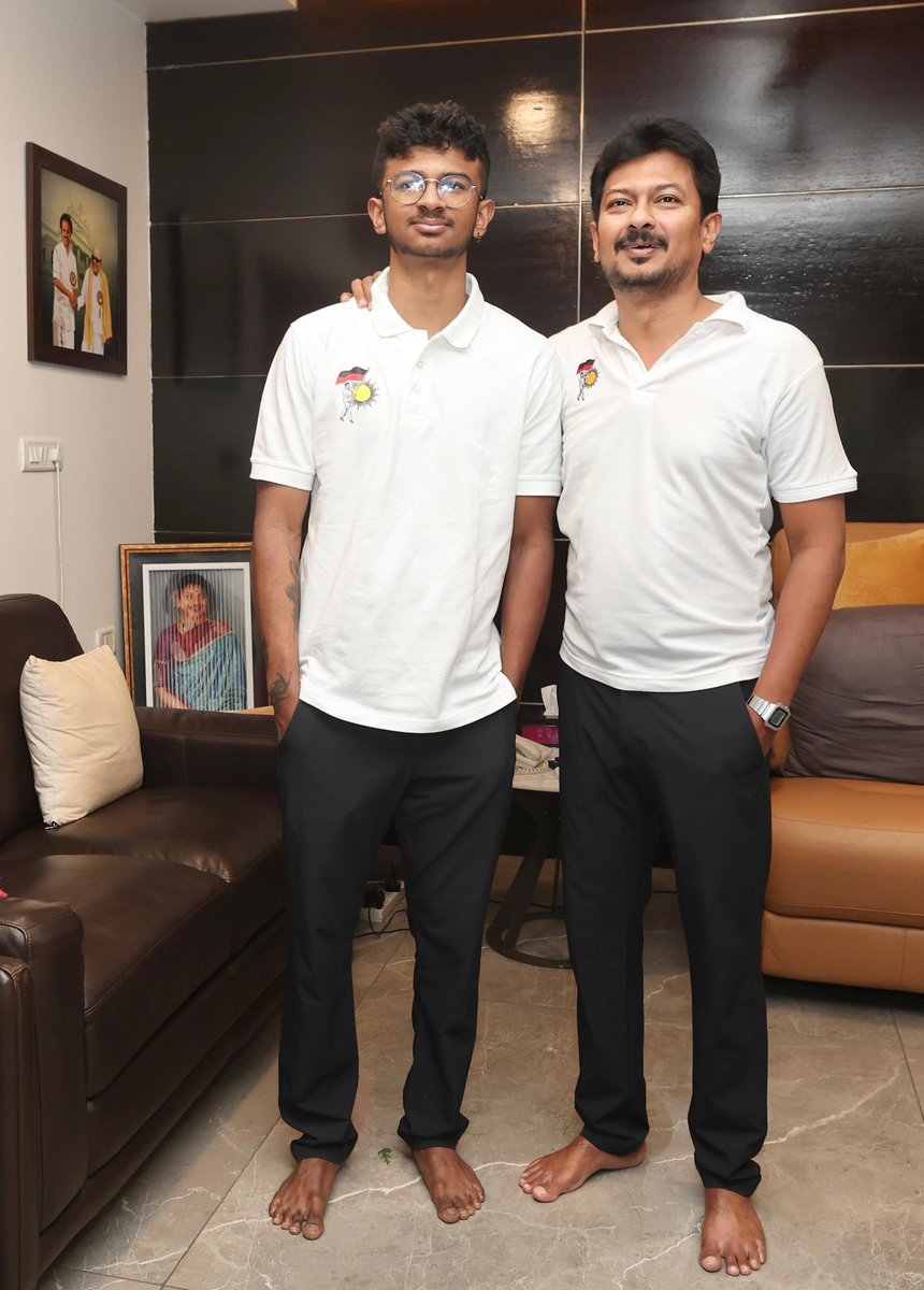 Udhaystalin's tweet photo. இந்திய ஒன்றியத்தின் ஒப்பற்றத் தலைவர் - மாண்புமிகு தமிழ்நாடு முதலமைச்சர் @mkstalin அவர்களிடமும் - அன்னையாரிடமும், தமிழர் திருநாளாம் தைப்பொங்கலை முன்னிட்டு குடும்பத்தாருடன் இன்று காலை வாழ்த்து பெற்றோம். 

நம் பண்பாட்டுத் திருநாளாம் பொங்கல் பண்டிகையைப் போற்றி மகிழ்வோம்.

#இன்பம்_பொங்கும்_தமிழ்நாடு