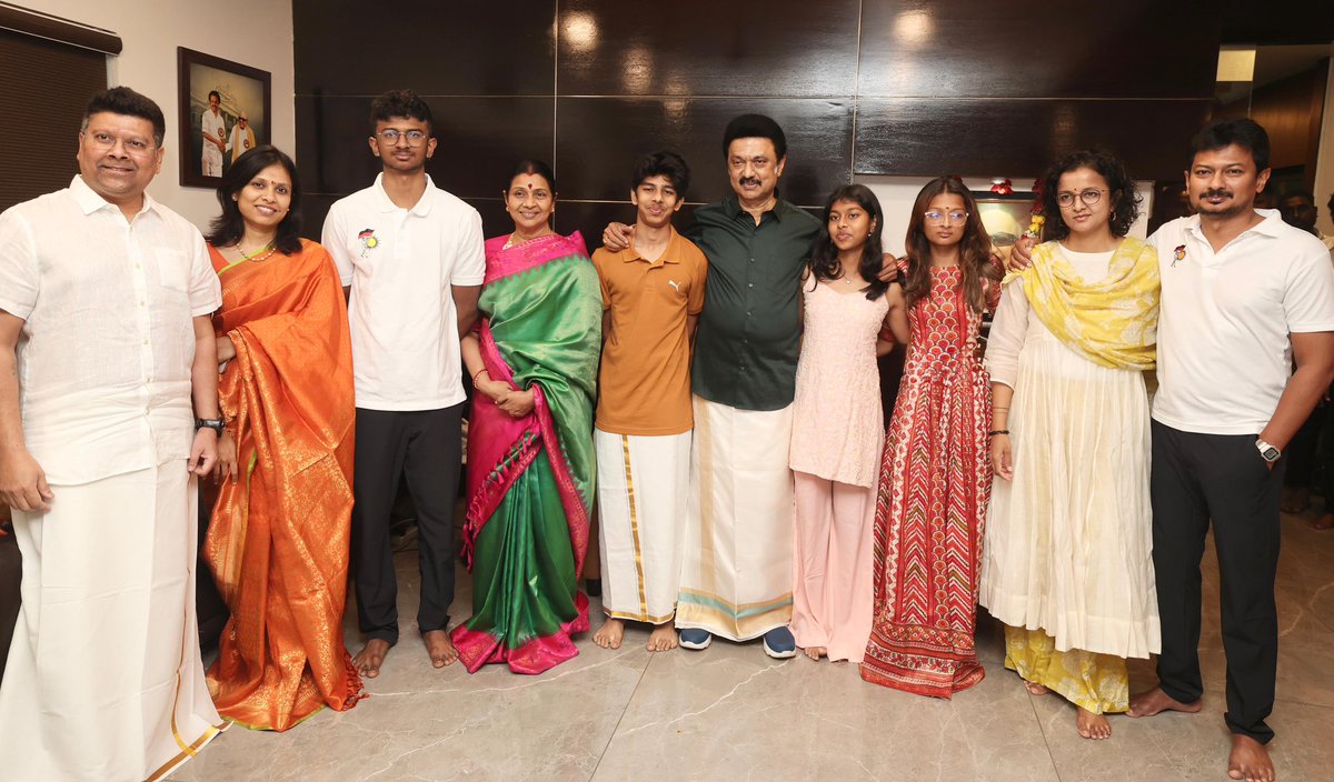 Udhaystalin's tweet photo. இந்திய ஒன்றியத்தின் ஒப்பற்றத் தலைவர் - மாண்புமிகு தமிழ்நாடு முதலமைச்சர் @mkstalin அவர்களிடமும் - அன்னையாரிடமும், தமிழர் திருநாளாம் தைப்பொங்கலை முன்னிட்டு குடும்பத்தாருடன் இன்று காலை வாழ்த்து பெற்றோம். 

நம் பண்பாட்டுத் திருநாளாம் பொங்கல் பண்டிகையைப் போற்றி மகிழ்வோம்.

#இன்பம்_பொங்கும்_தமிழ்நாடு