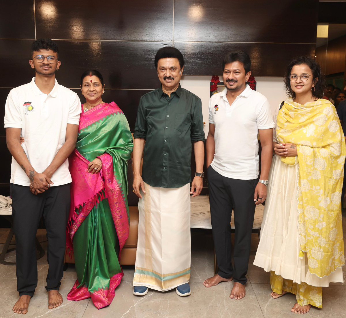 Udhaystalin's tweet photo. இந்திய ஒன்றியத்தின் ஒப்பற்றத் தலைவர் - மாண்புமிகு தமிழ்நாடு முதலமைச்சர் @mkstalin அவர்களிடமும் - அன்னையாரிடமும், தமிழர் திருநாளாம் தைப்பொங்கலை முன்னிட்டு குடும்பத்தாருடன் இன்று காலை வாழ்த்து பெற்றோம். 

நம் பண்பாட்டுத் திருநாளாம் பொங்கல் பண்டிகையைப் போற்றி மகிழ்வோம்.

#இன்பம்_பொங்கும்_தமிழ்நாடு