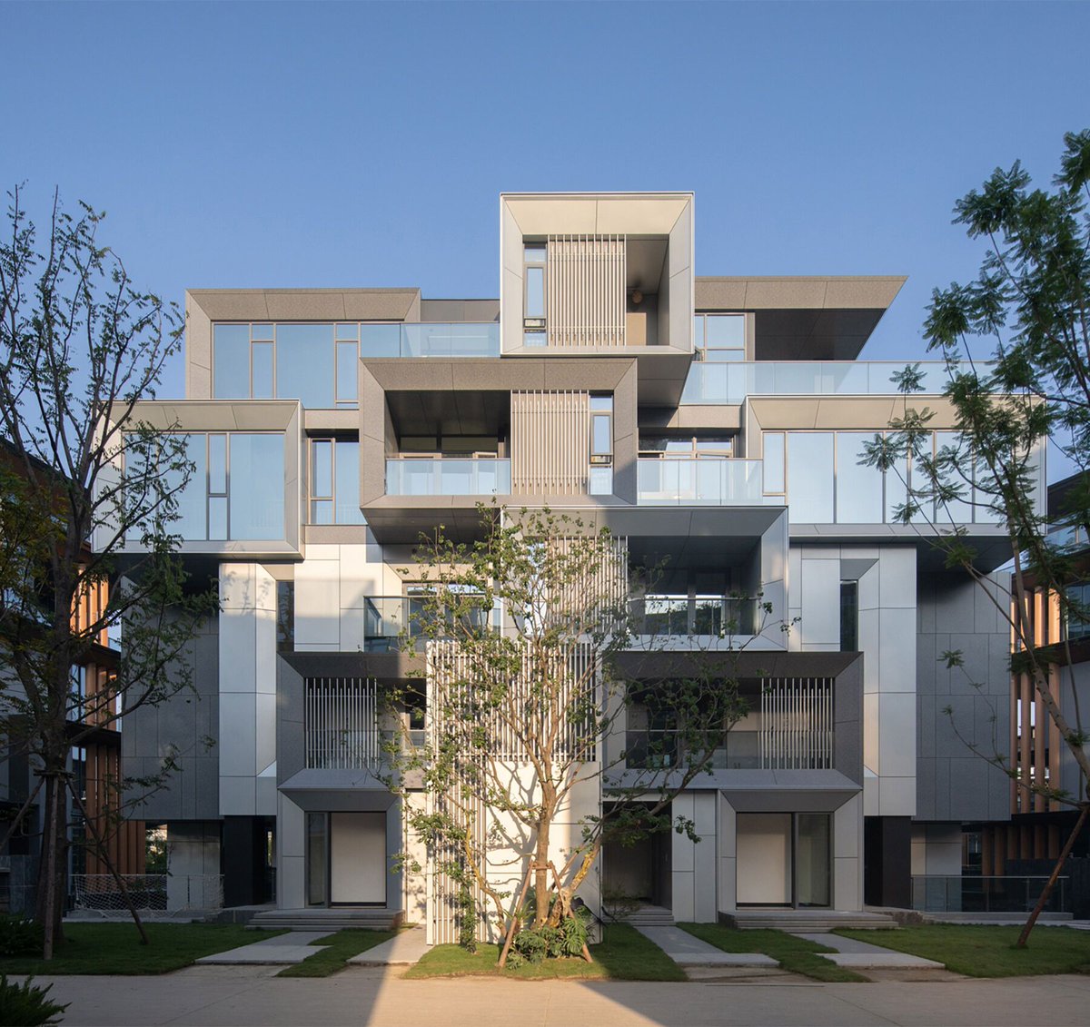 Archello's tweet image. Meng Fanhao and WIDE redefine villa living at Chengdu Luxelakes Blackstone Island with Vertical Five-Unit Villas.
buff.ly/4gSPbuK

#VerticalLiving #EcoDesign #InnovativeArchitecture