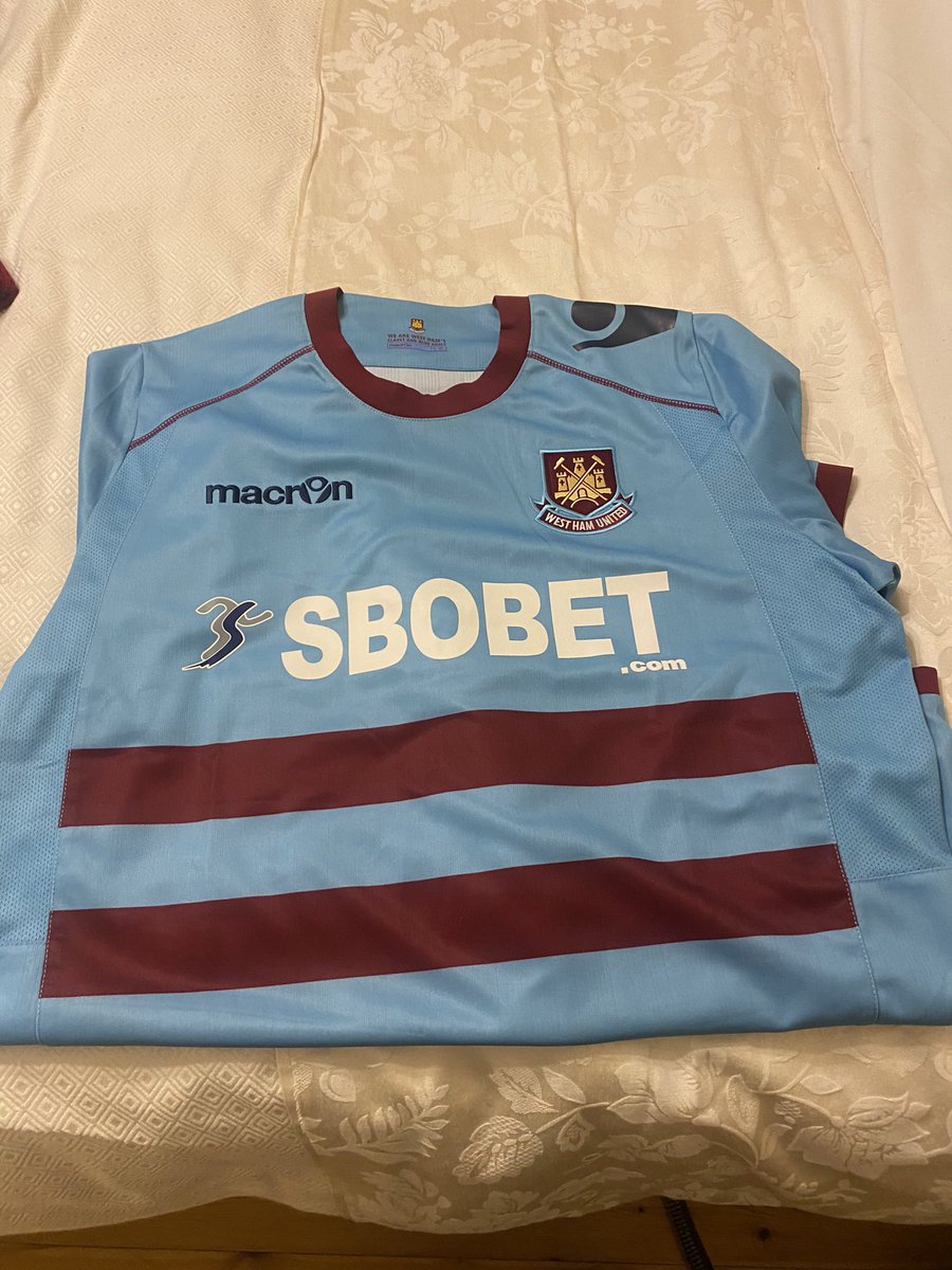 TimRing3's tweet photo. First trip of 2025 to see the Hammers and our new Gaffer. Hopefully we get a result 🤞⚒⚒ @WestHam #irons #WHUFC #irishhammers ☘️☘️⚒⚒ https://t.co/yWb9o5OeHf