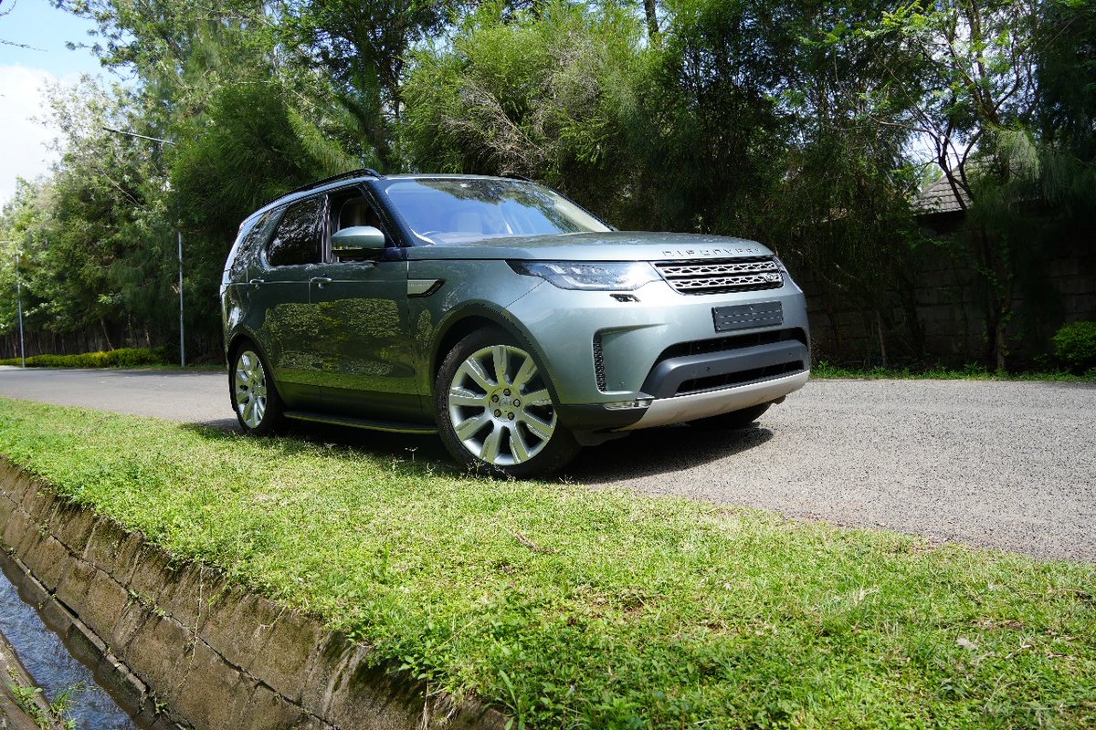 DriversMartKe's tweet photo. A Land Rover will always make a statement, and these 2017 models (HSE Spec) we have in stock are no exception. For💰Ksh 9.3 million, you get an SUV that’s not only luxurious but also off-road capable. What's your choice between Byron Blue Metallic and Loire Blue Metallic? https://t.co/fB6a4L8cKZ