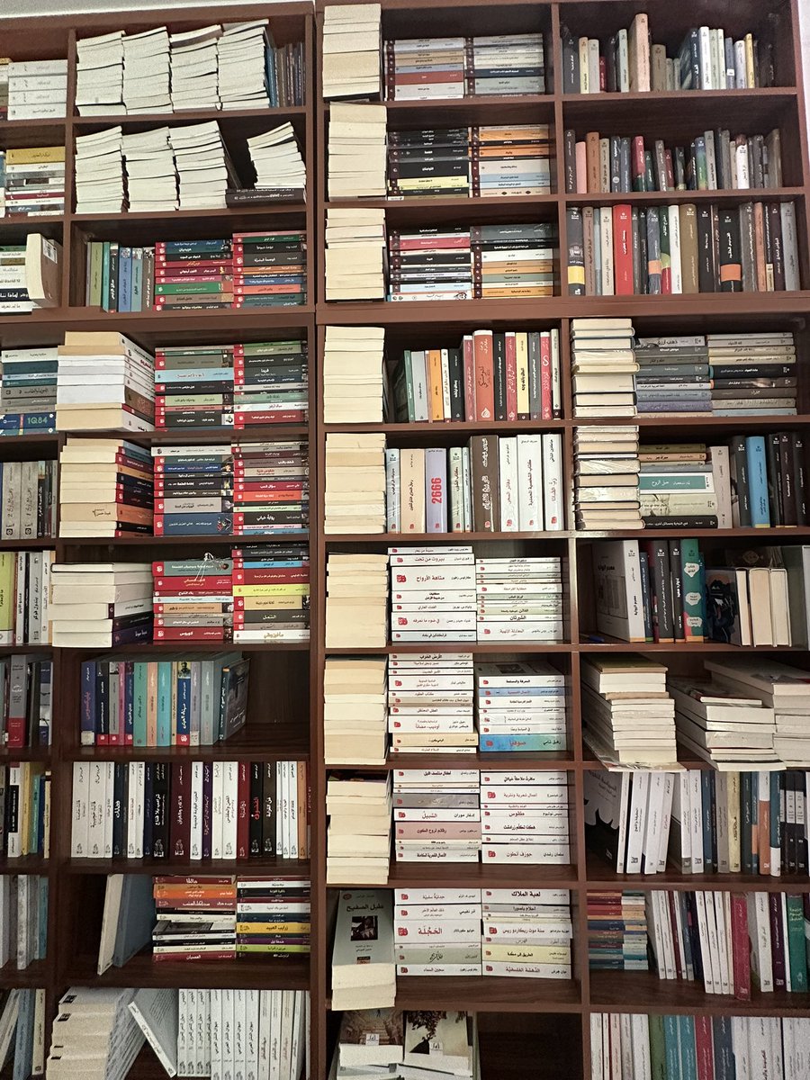 مع موجة الارتفاع الفاحش في أسعار الكتب، وغزارة الإنتاج التي تفاجئنا بها بعض دور النشر كل يوم، أصبح من الصعب جداً تجاهل حقيقة أن العديد من الإصدارات الجديدة، لا سيما الكتب المترجمة، لا تقدم قيمة معرفية وعلمية تتناسب وتنسجم مع تكلفتها. لأنّ القرّاء يجدون أنفسهم أمام كتب بأسعار