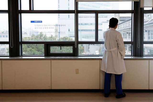 albahitney's tweet photo. According to the Korea Times, the flu epidemic in South Korea has continued to heat up since the end of last year, and the rate of flu-like visits has hit an eight-year high. Yonhap News Agency pointed out that the number of deaths caused by pneumonia has increased sharply. https://t.co/6L3vHv7DxY