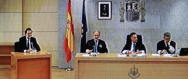 El juez Hurtado formó parte del tribunal del primer juicio de Gürtel, en el que el PP resultó condenado a título lucrativo pero dados su problemas visuales, fue incapaz de descifrar quién era M. Rajoy al leer Monroy, con lo que se convirtió en el salvavidas de Rajoy.