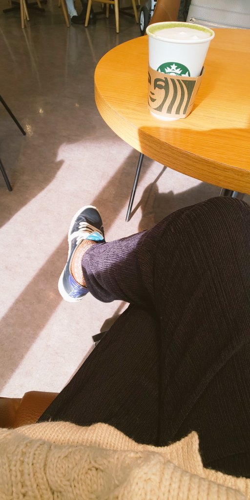 Akishinoguapo's tweet photo. 今日は仕事を終えて久し振りに阿倍野へ
なんと6割引でこのカーディガンをGET!お買い得❗️
いつものスタバで抹茶ラテをね
車は代車、もう極上の乗り心地❗️これ欲しい🤤
熟な方とのドライブとか、ね😌
#レンジローバーベラール
#COMMECADUMODE https://t.co/X23CDtZlc5