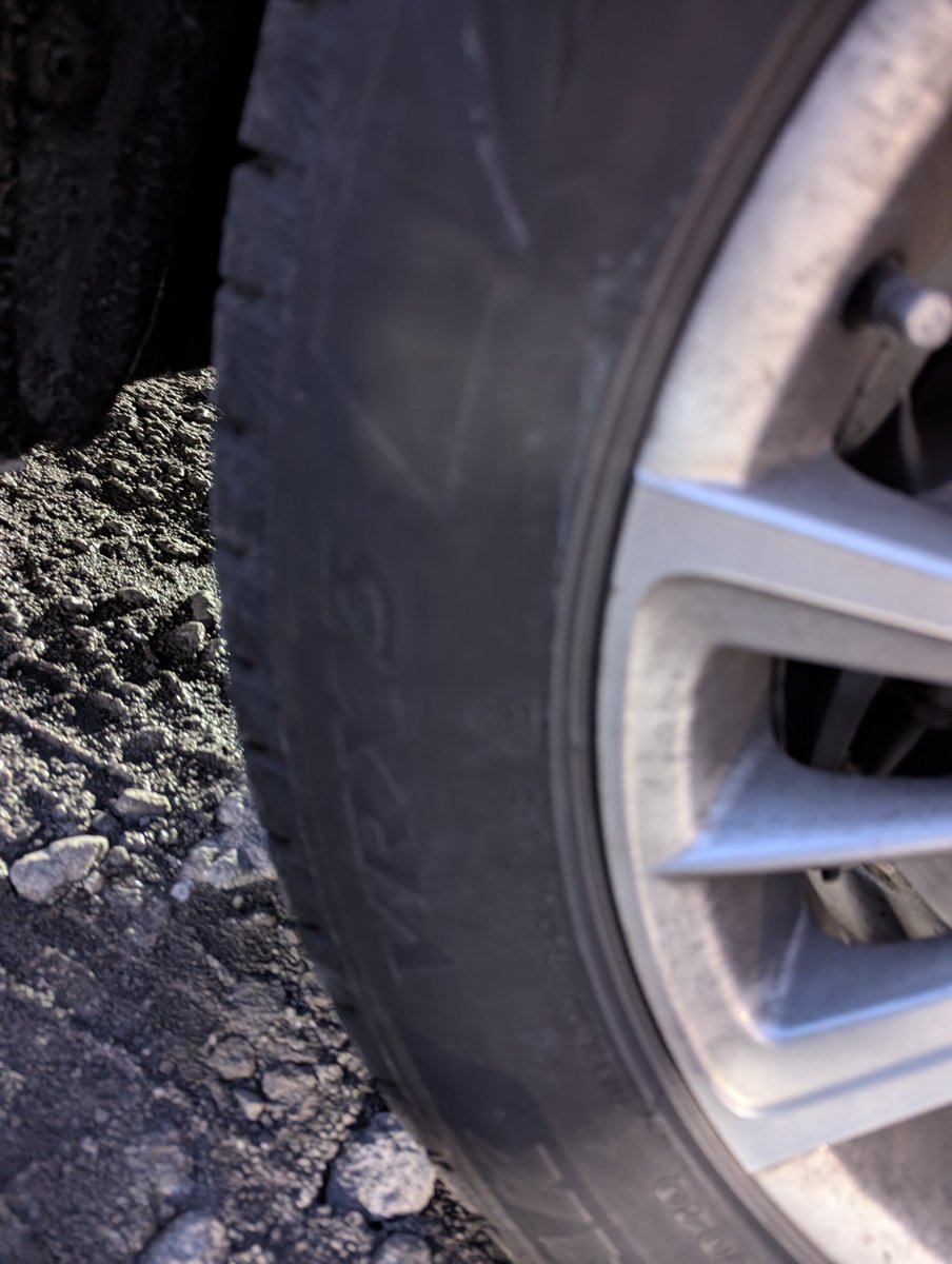Ryuz_baller's tweet photo. BMW 640GT直6スープラエンジンの四駆！50万くらいだったら欲しい人います？スタッドレスがVRX3バリ溝、夏タイヤセット付で機関良好、前後ボコってます（）内装は綺麗そう。 https://t.co/WQqRbuJHLL