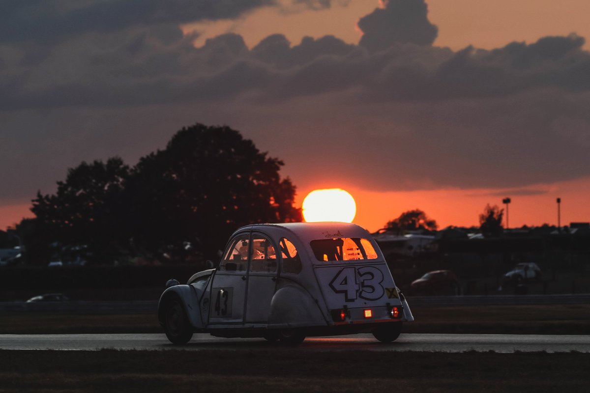 Transmission001's tweet photo. Best of 2024: By @sjnphotographer
Racing for 24 hours can be the ultimate test of drivers & machines: Racing for 24 hours in a #Citroen2CV can present a more unique set of challenges.
Here's the Elbrow family car, heading into dusk during the annual Snetterton #2CV24H race. https://t.co/pl8dpic0LR