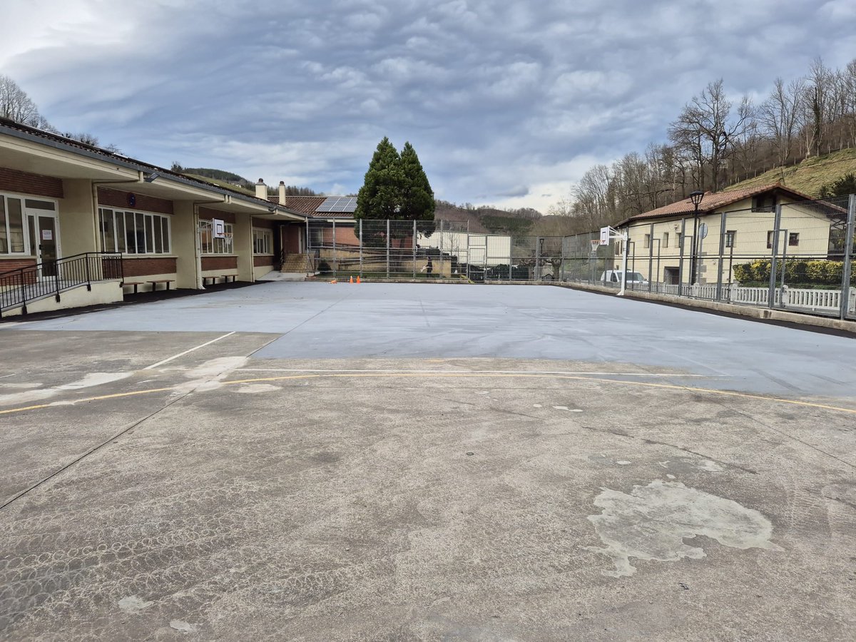 Ayto de #Amezketa adjudica resinas deportivas de la pista en #ZumadiEskola y accesos a edificios. Comenzamos con capa de adecuación y sellado de la superficie con mortero y capa puente de unión y acondicionamiento de la superficie, con mortero bicomponente.