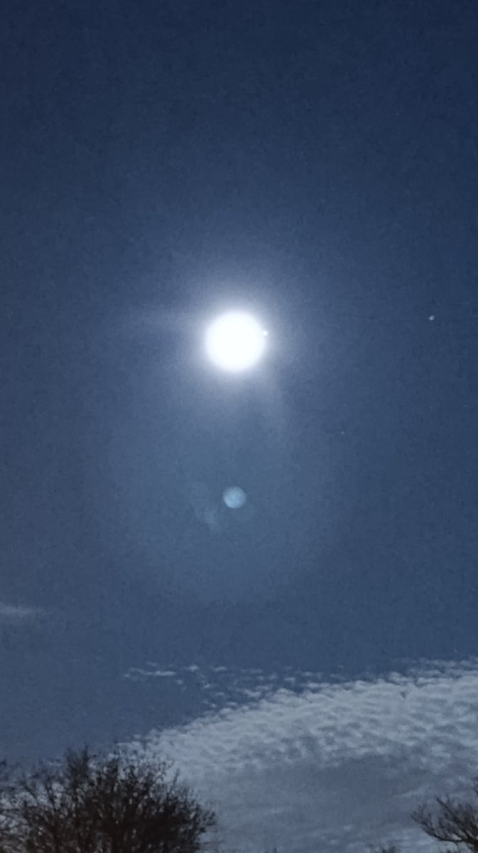 GoldrauschEntS's tweet photo. Guten Morgen 
Good morning 
Buenos días
Buongiorno
Bonjour
Bom dia
Sobh be-kheir صبح‌بخیر
Sabah al-kheir صباح الخير
Günaydin 

#Wolfsmond in Frankfurt am Main @Stadt_FFM 🐺🌕 trifft auf Mars
Wolf Moon meets Mars

#Vollmond #FullMoon #Wolfsmond #WolfMoon #EisMond #IceMoon #OldMoon https://t.co/MXM6x54cPi