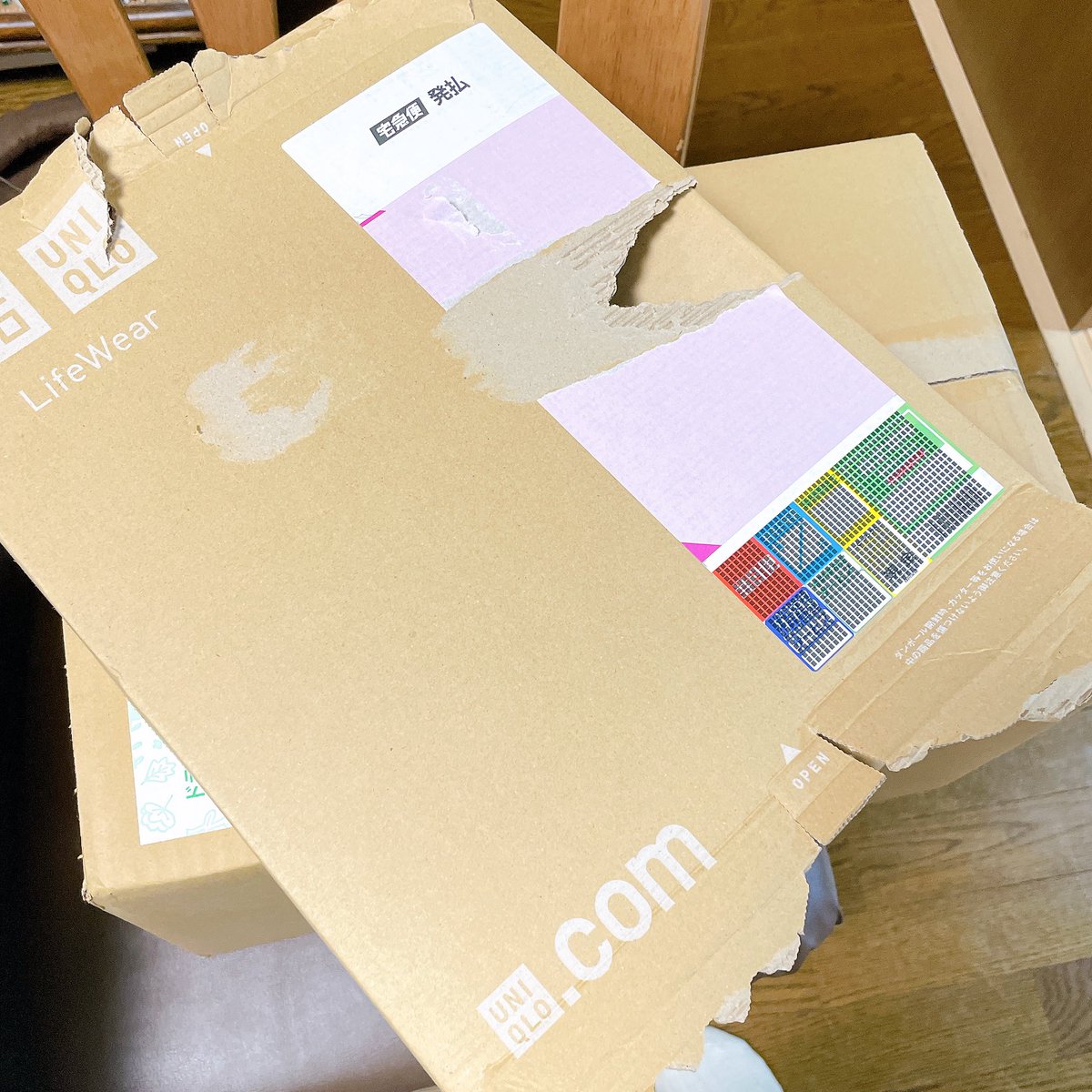 UNIQLOくんの箱開けるのムズすぎて最終的に引きちぎった😅 親に裏から