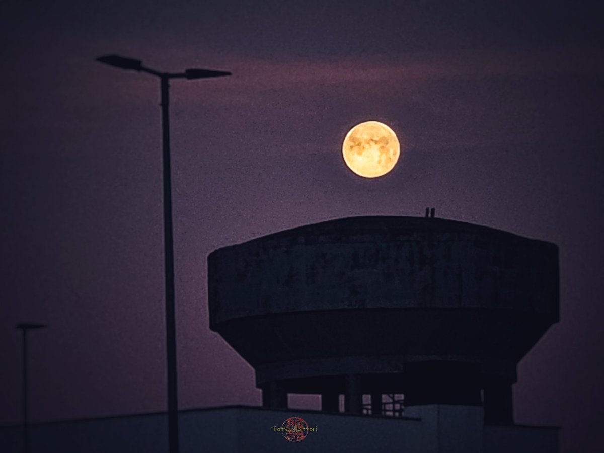 Asi nos daba hoy los buenos días la luna por Cueto 🌕 ♥️ 😍

¡Vamos a por el martes! 

<a href="/tiempobrasero/">Tutiempo</a> 
<a href="/ojaizmeteo/">OjaizMeteo</a> 

🤳 #ConElMóvil