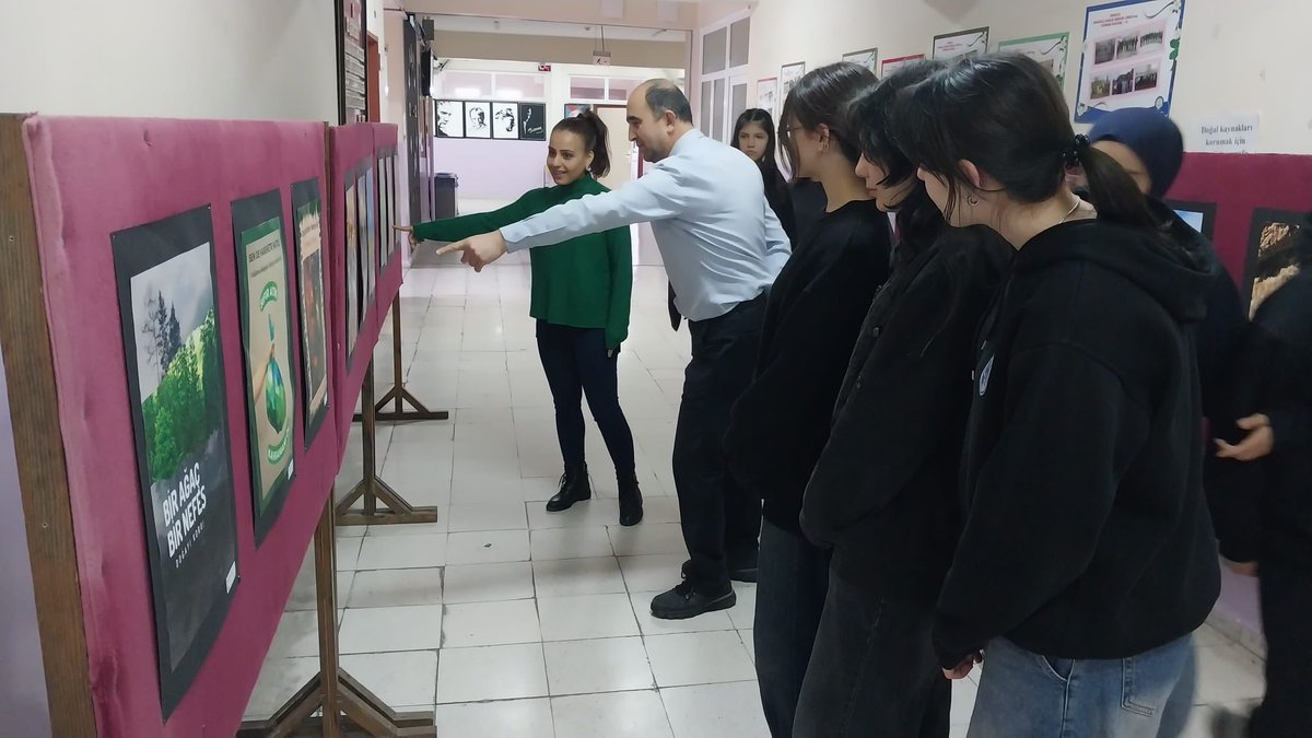 LokmanMtal's tweet photo. Okulumuzda dönem sonu etkinlikleri kapsamında Görsel Sanatlar ve Grafik Fotoğraf öğretmenleri tarafından sergi etkinliği yapıldı. https://t.co/52LURYfY6p