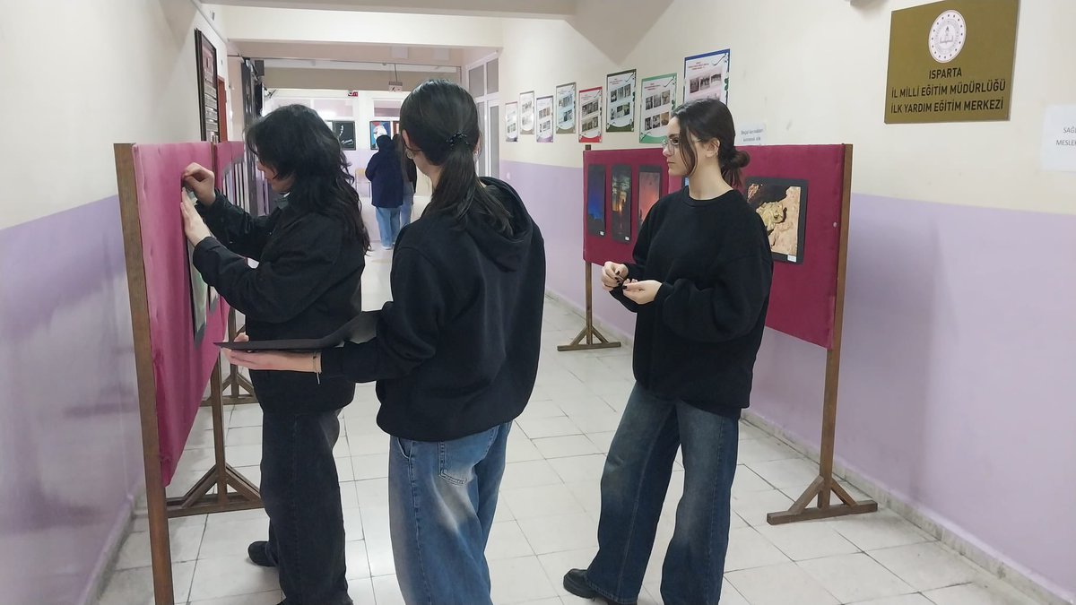 LokmanMtal's tweet photo. Okulumuzda dönem sonu etkinlikleri kapsamında Görsel Sanatlar ve Grafik Fotoğraf öğretmenleri tarafından sergi etkinliği yapıldı. https://t.co/52LURYfY6p