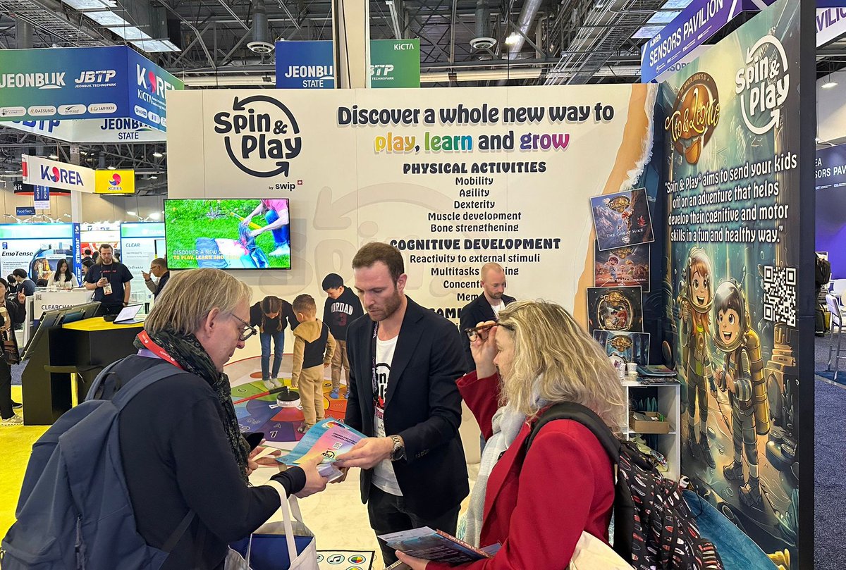 Découverte du tapis interactif Spin &amp; Play au #CES2025 ⤵️  
Jeu #numérique sans écran destiné aux élèves de 4 à 12 ans. Il combine activité physique, apprentissage et interaction sociale.
#CES 
#Ambition21
#NumériqueEducatif