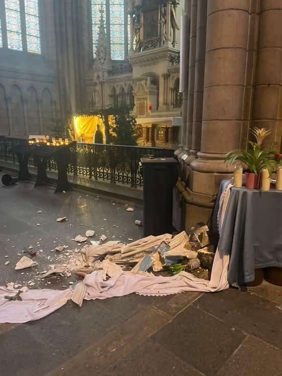 FantassinTV's tweet photo. 🚨La basilique Saint Aubin a été saccagé https://t.co/2OdqOBC3aD