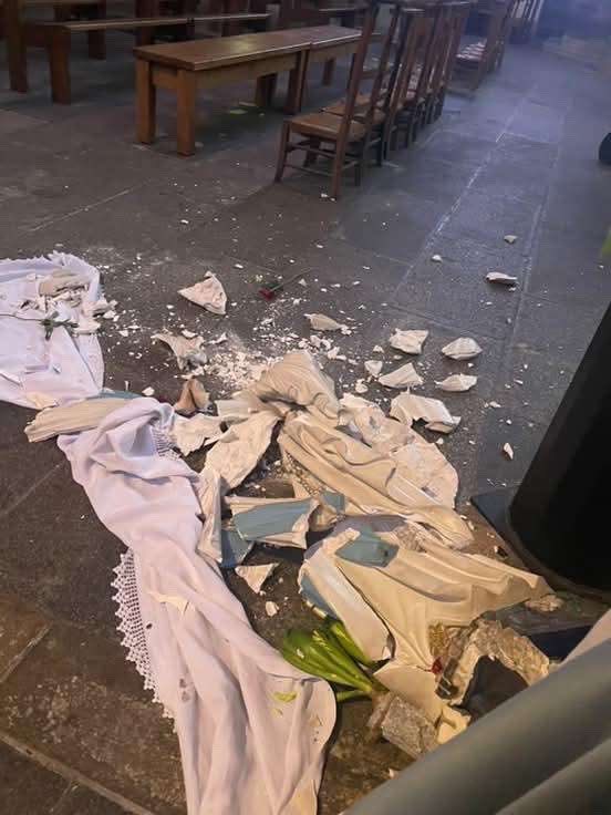 FantassinTV's tweet photo. 🚨La basilique Saint Aubin a été saccagé https://t.co/2OdqOBC3aD