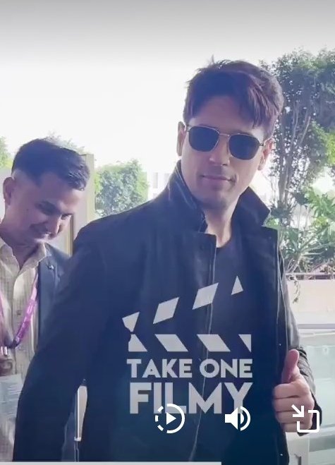 Sidmatterss's tweet photo. Param will serve some hot looks 💥

#SidharthMalhotra #ParamSundari https://t.co/l1UtXbWvS7