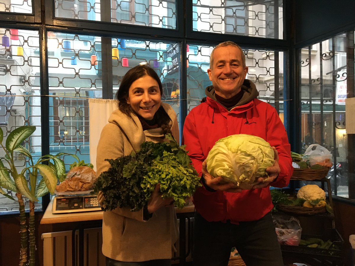 Beyoğlu Gıda'ya gelen komşularımızın nur topu gibi bir lahanası oldu. Dükkanımız her salı olduğu gibi bugün de 16.00-20.00 saatleri arasında açık. Gelin sizin de zehirsiz nur topu gibi sebzeleriniz olsun.🥦🧅🥦