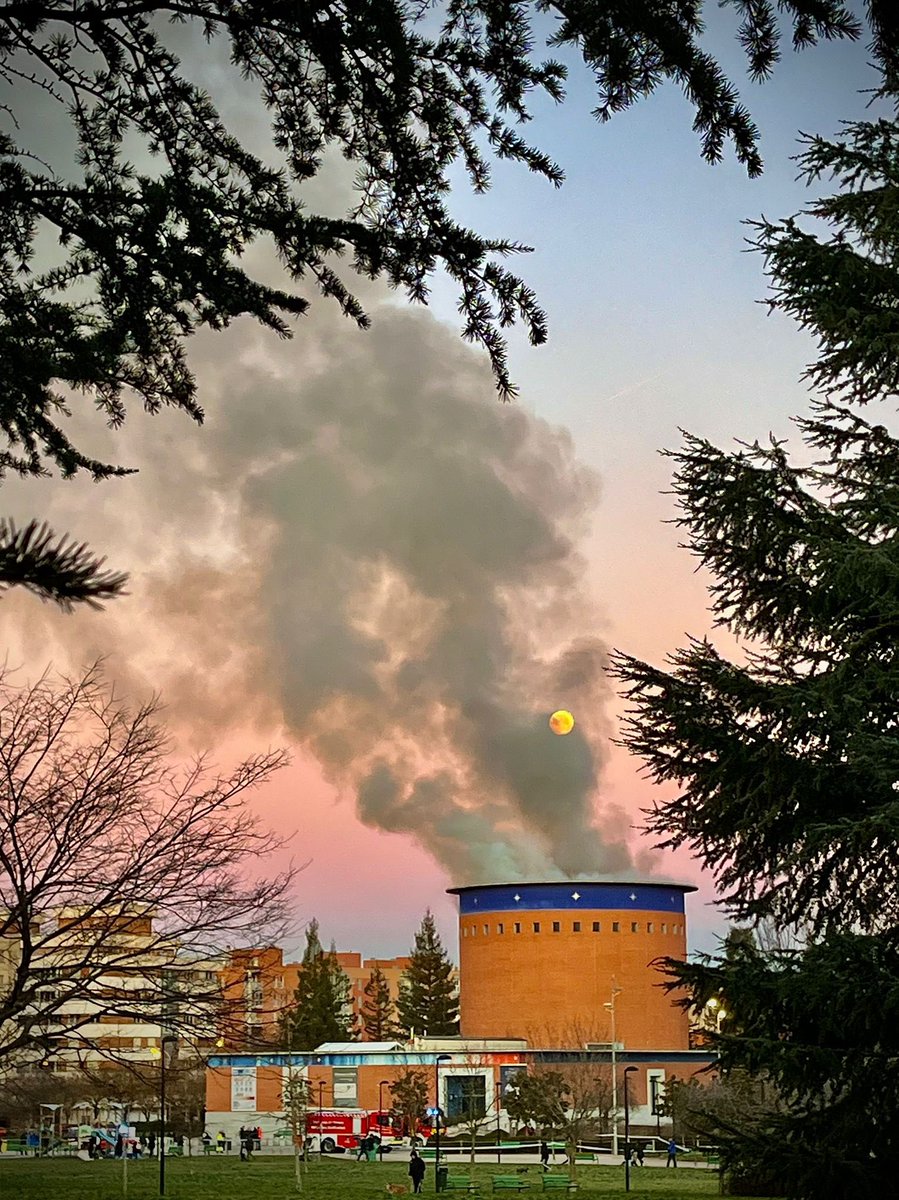 Ramón Salaverría (@rsalaverria) on Twitter photo Arde el Planetario de Pamplona, donde hemos mirado al universo durante más de 30 años. Terrible.
Lección periodística: a veces, hay que alejarse un poco para obtener una fotografía con todo el significado.
Foto de David Galicia (<a href="/dgalpar/">David Galicia</a>), de la Facultad de Ciencias de <a href="/unav/">Universidad de Navarra</a>. Arde el Planetario de Pamplona, donde hemos mirado al universo durante más de 30 años. Terrible.
Lección periodística: a veces, hay que alejarse un poco para obtener una fotografía con todo el significado.
Foto de David Galicia (<a href="/dgalpar/">David Galicia</a>), de la Facultad de Ciencias de <a href="/unav/">Universidad de Navarra</a>.
