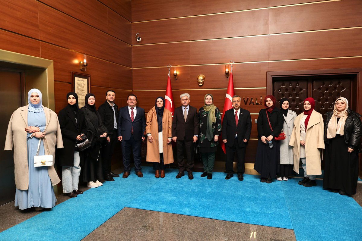 SakaryaValiligi's tweet photo. Valimiz Sayın Rahmi DOĞAN, MEB Uluslararası Kardeş Okul Projesi kapsamında Serdivan Şehit Yılmaz Ercan Kız Anadolu İmam Hatip Lisesinin Bosna-Hersek’in Visoko şehrinden ilimize gelen kardeş okulunun öğrencilerini makamında kabul etti.

İl Milli Eğitim Müdürü Coşkun BAKIRTAŞ, okulların idarecileri ve öğretmenlerinin de eşlik ettiği ziyarette projeye dair bilgi alan Sayın Valimiz, Bosna Hersek ile tarihten gelen dostluğumuz ve kardeşliğimizin bu projeyle daha da pekiştiğini ifade ederek, öğrencilerimizi ilimizde ağırlamaktan mutluluk duyduklarını ifade etti.

@dogan_rahmi