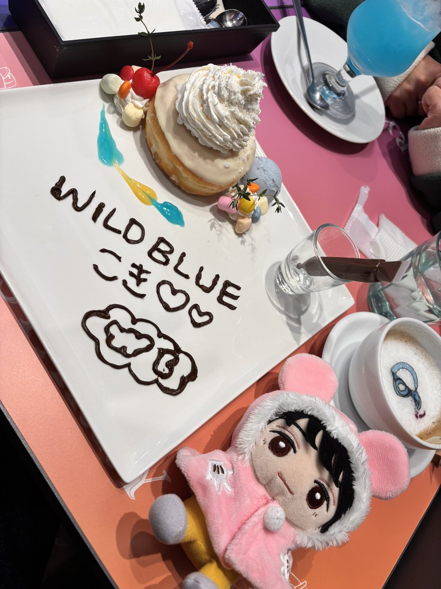 cokimon8's tweet photo. この前ホミ友ちゃんと2回目のWILDBLUEカフェ☕️へ♡
キーホルダーもコースターもまたこきでてくれず、、😭💦こき運ないのかな。。。
2枠取ったけどそれでも足りないくらいだったな〜🥺楽しい時間をありがとう🫶💓
#WILDBLUE #OurMagicCAFE #山下幸輝 https://t.co/U8tfbLOObZ
