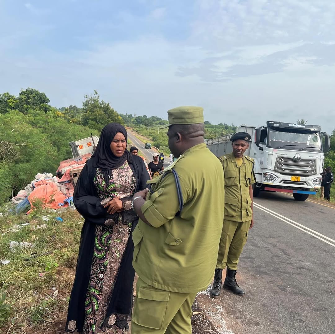 FurahaFmtz's tweet photo. Ajali ya lori katika kijiji cha Changombe, kata ya Segera, wilayani Handeni, mkoa wa Tanga, imesababisha vifo vya watu 11 na majeruhi 11 baada ya lori lililokuwa limebeba saruji kufeli breki na kugonga watu waliokuwa wakishuhudia ajali ya gari dogo aina ya Tata. https://t.co/xuXTkle8iH