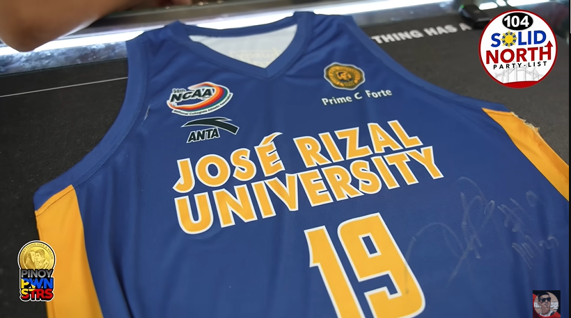 News5PH's tweet photo. BOSS TOYO NEW COLLECTION
Ibinenta ni #JohnAmores kay Filipino content creator at pawnshop owner #BossToyo ang kanyang Jose Rizal University #JRU jersey at isang liham mula kay Vice Pres. #SaraDuterte. #News5
π·: Boss Toyo Production (YouTube) https://t.co/PBI4nvSzt7