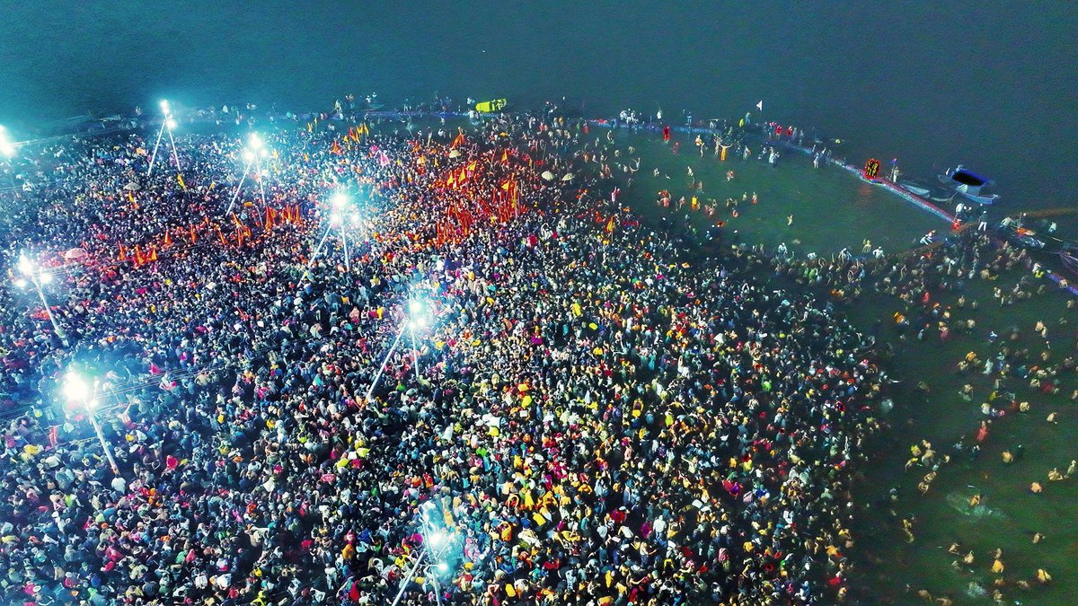 upculturedept's tweet photo. भव्य-दिव्य-डिजिटल 
एकता का महाकुम्भ !

लोक आस्था के महापर्व 'मकर संक्रांति' के पावन अवसर पर प्रथम 'अमृत स्नान' के कुछ दृश्य !

#महाकुम्भ_अमृत_स्नान https://t.co/aKoYh6j98L