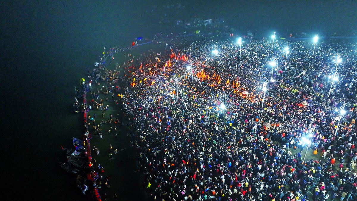 upculturedept's tweet photo. भव्य-दिव्य-डिजिटल 
एकता का महाकुम्भ !

लोक आस्था के महापर्व 'मकर संक्रांति' के पावन अवसर पर प्रथम 'अमृत स्नान' के कुछ दृश्य !

#महाकुम्भ_अमृत_स्नान https://t.co/aKoYh6j98L