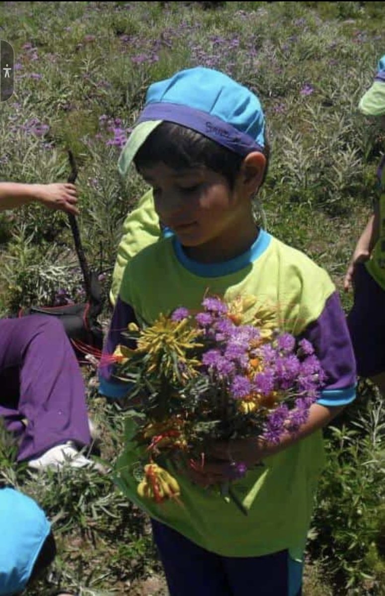 Si así de chiquito me encantaba buscar flores para dárselas a mi mamá, imagínate las veces que te llevaría flores a tu casa….
