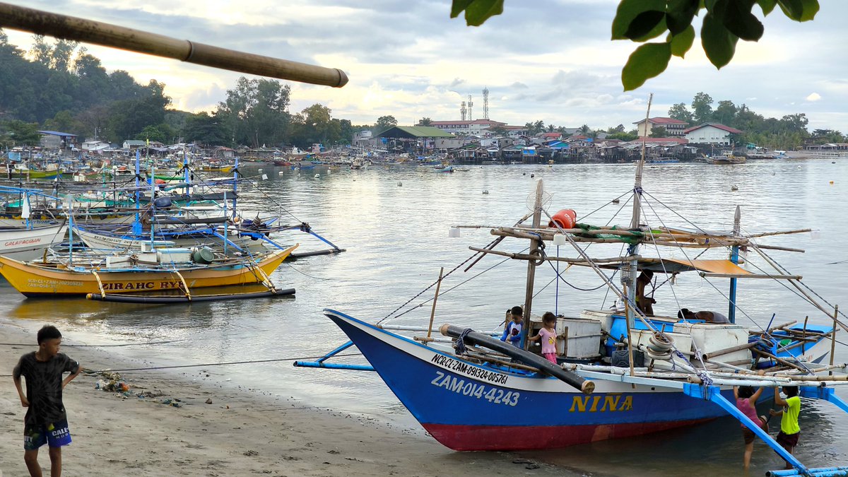 MarcLawrencePH's tweet photo. Simple life along the beach. #subic #zambales #Philippines https://t.co/0GTZy1gEG9