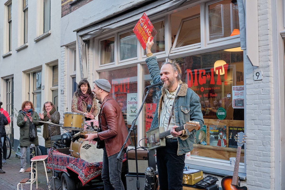 209/366 #DagelijksUtrecht - Le Garage @ Dig It Record Store

#Utrecht's finest bluesrockers Le Garage presenteerden afgelopen zaterdag hun nieuwe LP FINGERNAILS voor hun favoriete platenzaak Dig It Record Store. Er was veel gezelligheid met bier en heel veel platen!