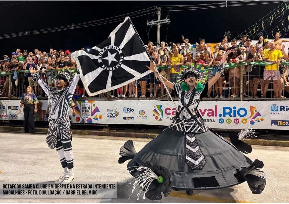 oBotafoguista's tweet photo. O Botafogo Samba Clube vai trazer para a Sapucaí um show em preto e branco, celebrando os títulos da Libertadores e do Campeonato Brasileiro conquistados pelo Glorioso em 2024. A escola, que estreia na Série Ouro, vai dedicar uma das suas três alegorias para exaltar esses feitos históricos do time. Sob o comando do carnavalesco Alex de Souza, o desfile promete emocionar com o enredo "Uma Gloriosa História em Preto e Branco". Vai ser um verdadeiro espetáculo para a torcida alvinegra!
🗞️ Fernanda Alves/Globo.com