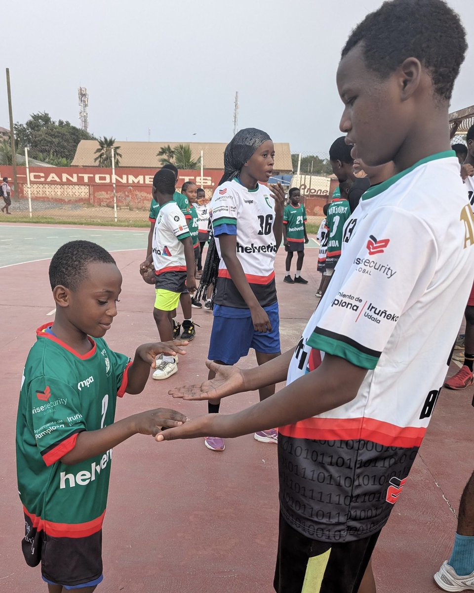 ¡Los colores de <a href="/AnaitasunaBM/">ANAITASUNA</a> llegan a Ghana!⚪️🟢

El club navarro ha donado 80kg de material deportivo a diferentes equipos de balonmano del país africano: camisetas, sudaderas, zapatillas y balones.

¡Fantástica iniciativa!👏🏽👏🏽

#️⃣ #EscuelaDeTalento
