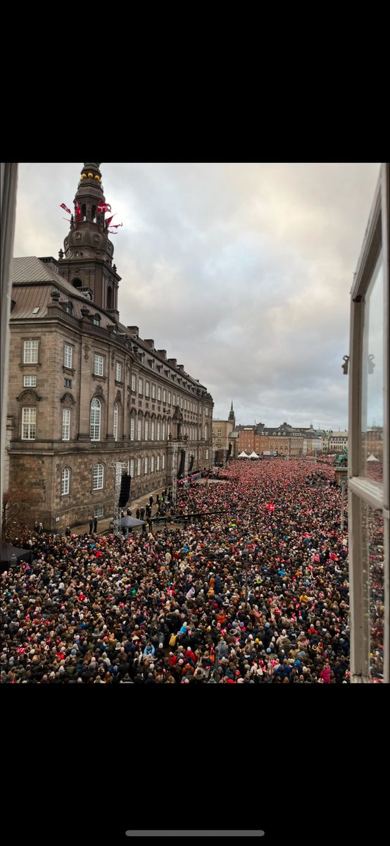 skaarup_peter's tweet photo. I dag markerer vi, at det er et år siden, H.M Kong Frederik tog plads på tronen. Han har gjort det fantastisk, og det har været et mindeværdigt år! Jeg husker tydeligt, hvor festligt det var den dag 🇩🇰🥳 #et #år #som #konge https://t.co/ff2W1swW7P