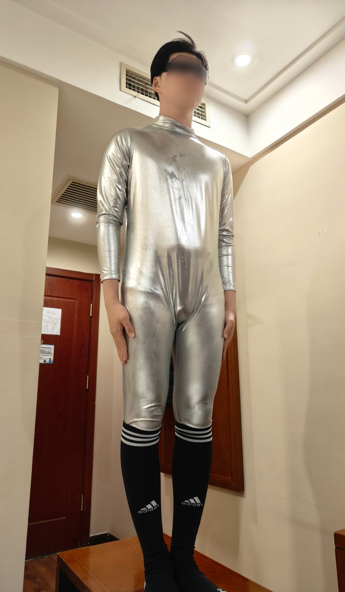 robot_hypno's tweet photo. 机器人在台子上待机，像一尊雄��的雕塑，也是待出售的商品。 https://t.co/xQpkIHdgEH