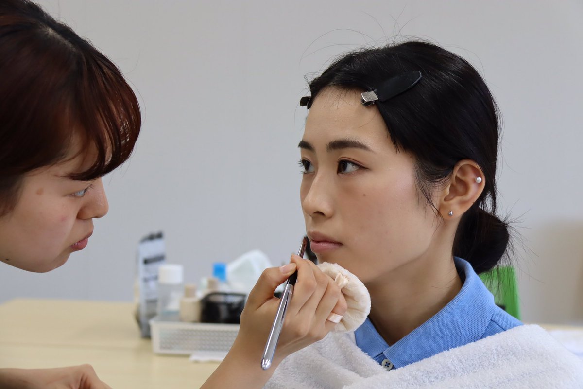TVA_News's tweet photo. #特殊メイク学科 ヘアメイク実習￼💄

#特殊メイク 学科 #映像舞台メイク コースヘアメイク実習の様子をお届け￼🙌
今回のテーマは��ツヤメイク」！
ベースメイクをつやつやに仕上げています￼✨

#make #makeup #makeupartist #tva #東京ビジュアルアーツアカデミー #東京ビジュアルアーツ #ヘアメイク #メイク #ヘアメイク専門学校 #メイク専門学校  #メイクアップアーティスト #ヘアメイクアップアーティスト #２１世紀アカデメイア #21世紀アカデメイア #ツヤメイク #特殊メイク #特殊造形