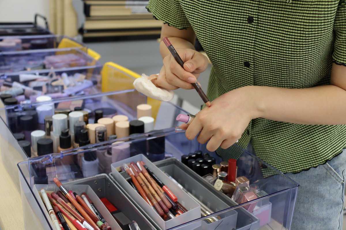 TVA_News's tweet photo. #特殊メイク学科 ヘアメイク実習￼💄

#特殊メイク 学科 #映像舞台メイク コースヘアメイク実習の様子をお届け￼🙌
今回のテーマは��ツヤメイク」！
ベースメイクをつやつやに仕上げています￼✨

#make #makeup #makeupartist #tva #東京ビジュアルアーツアカデミー #東京ビジュアルアーツ #ヘアメイク #メイク #ヘアメイク専門学校 #メイク専門学校  #メイクアップアーティスト #ヘアメイクアップアーティスト #２１世紀アカデメイア #21世紀アカデメイア #ツヤメイク #特殊メイク #特殊造形