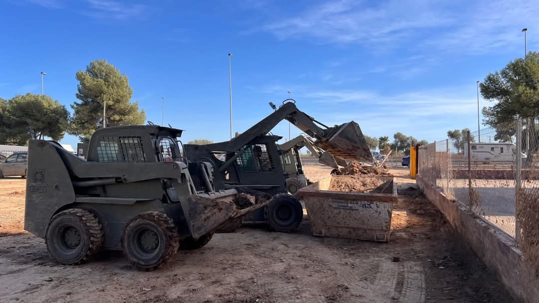 FUTER_ET's tweet photo. Personal y máquinas del #RING1 del #MING continuan con la retirada de escombros en el polígono industrial de #Loriguilla (#Valencia), ayudando a recuperar cuanto antes las actividades industriales y comerciales de la zona.
#SomostuEjército https://t.co/G28uU23cbe