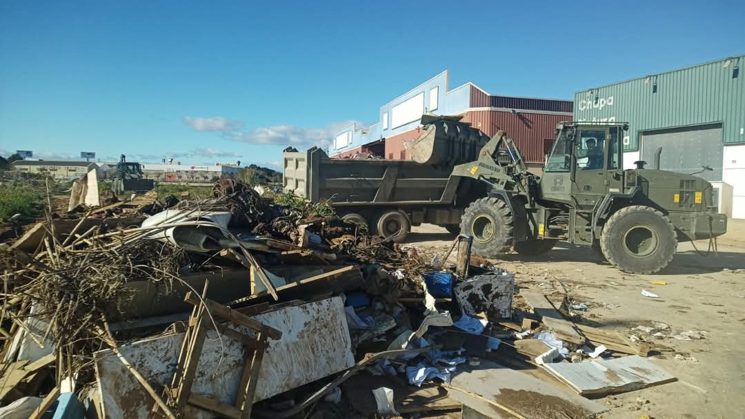 FUTER_ET's tweet photo. Personal y máquinas del #RING1 del #MING continuan con la retirada de escombros en el polígono industrial de #Loriguilla (#Valencia), ayudando a recuperar cuanto antes las actividades industriales y comerciales de la zona.
#SomostuEjército https://t.co/G28uU23cbe