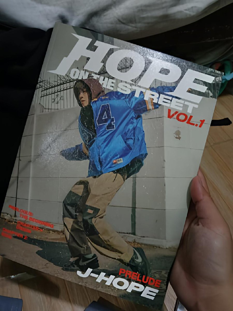 Plateau_Sum's tweet photo. ANG BABY KO AY NAKAUWI NA!!! THANK YOU @DailyAJBoutique SA PAGPAPAUWI! 

finally complete na yung jhope albums ko, sana ichill niya muna ung sa susunod😔

#dailyajboutiqueproofs https://t.co/gTfwCaCio5